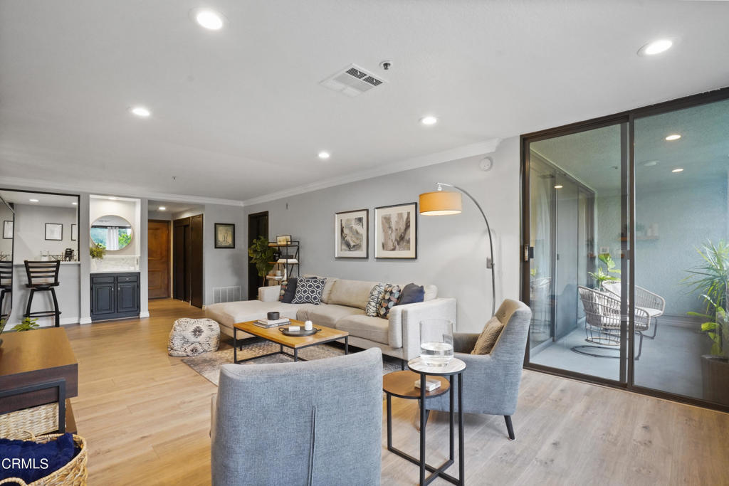 880 W 1st Street 527