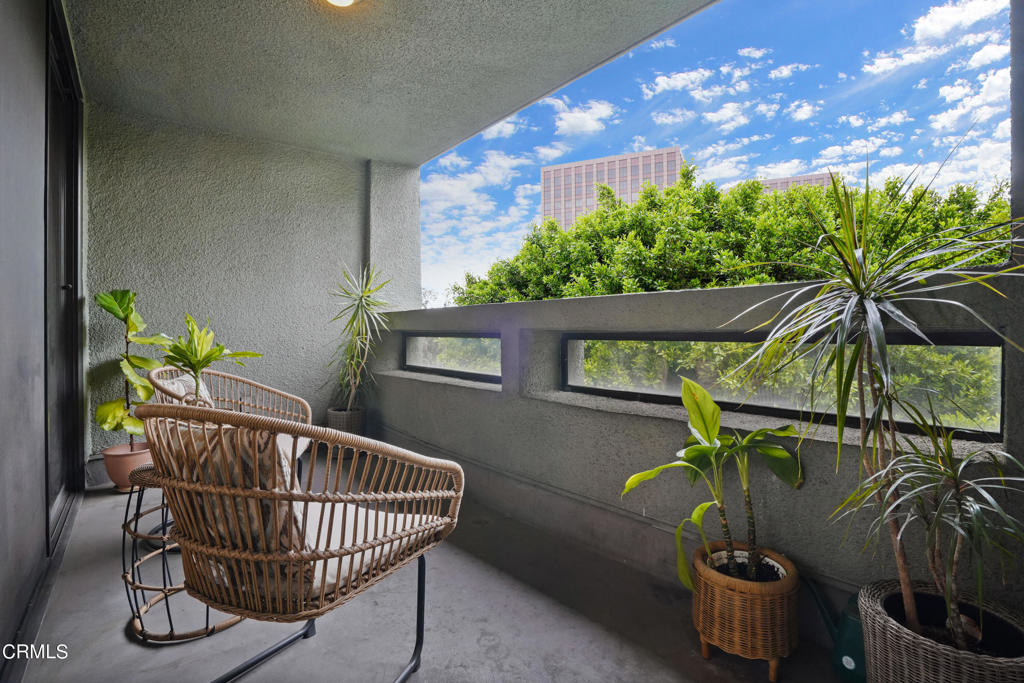 880 W 1st Street 527