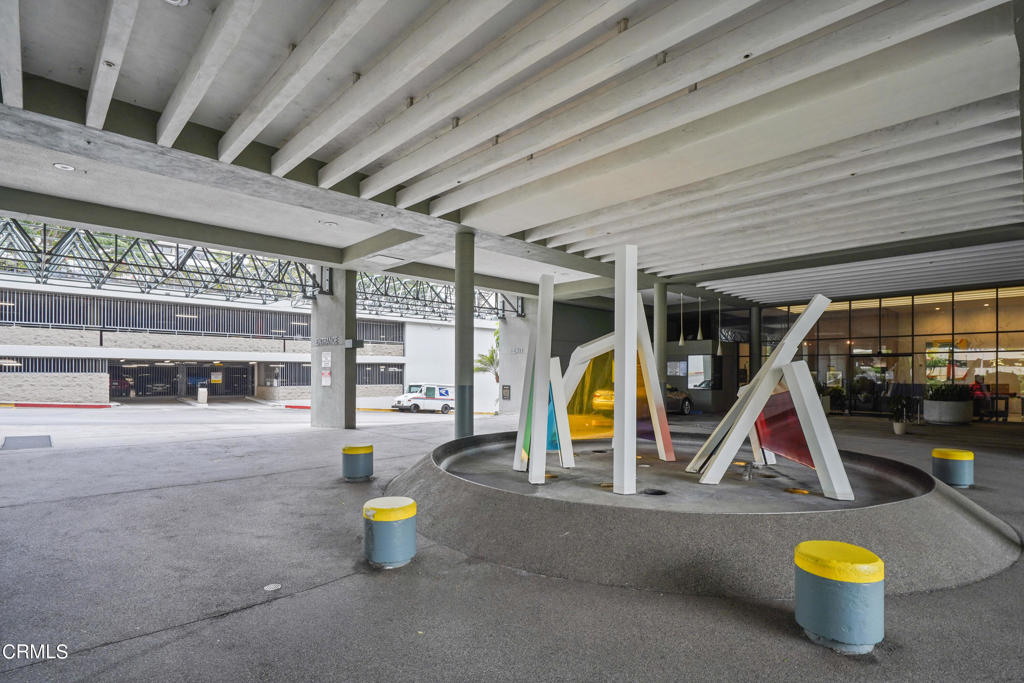 880 W 1st Street 527