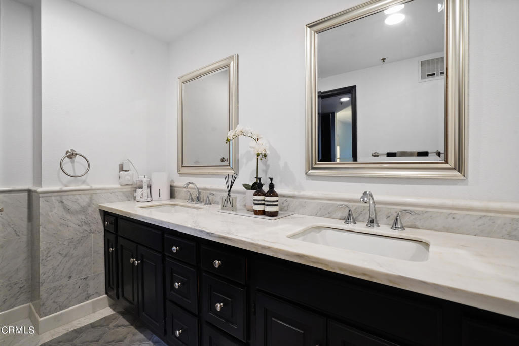 880 W 1st Street 527