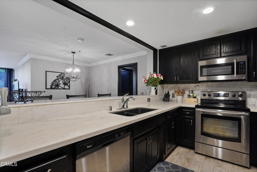 880 W 1st Street 527