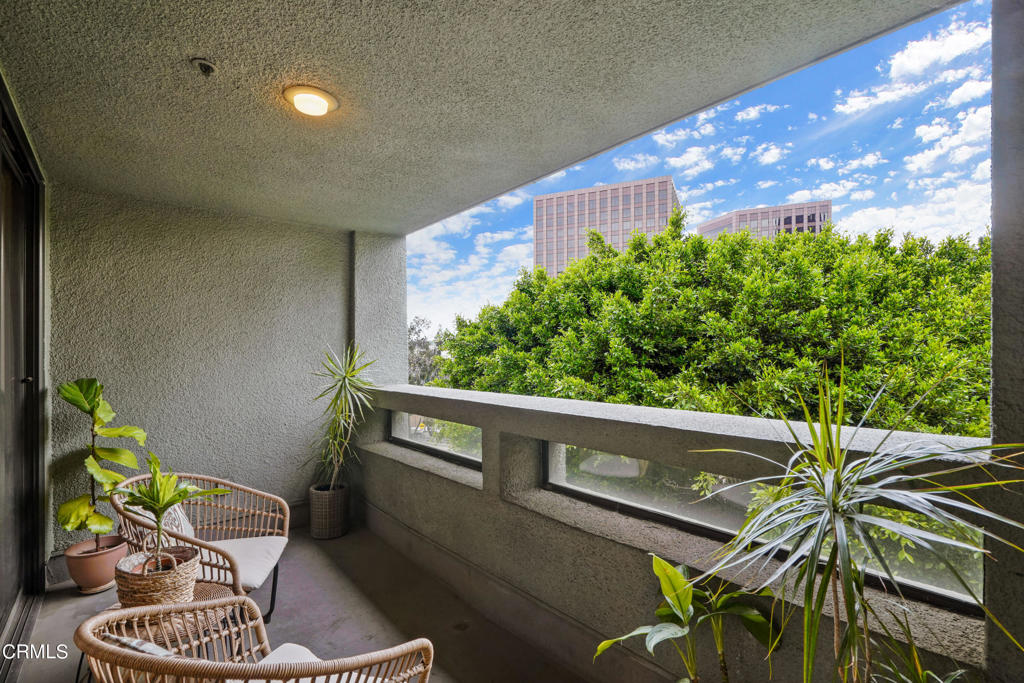 880 W 1st Street 527