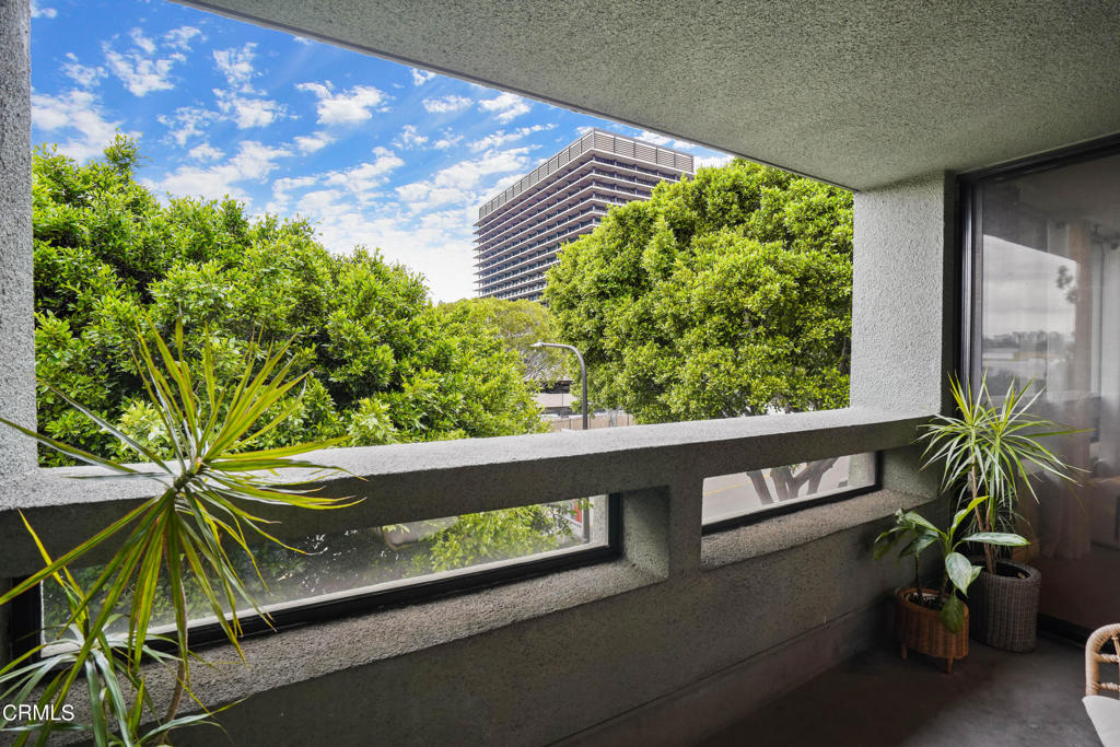 880 W 1st Street 527