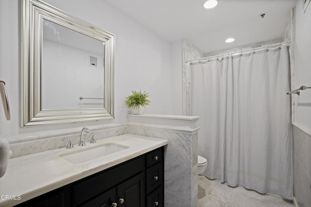 880 W 1st Street 527