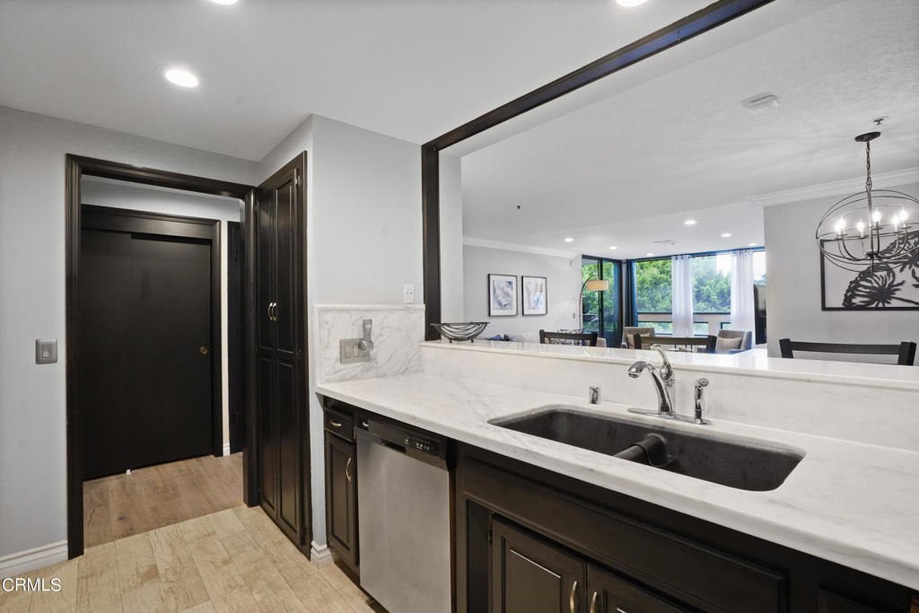 880 W 1st Street 527