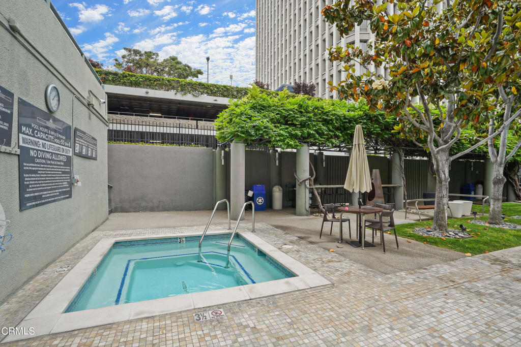 880 W 1st Street 527