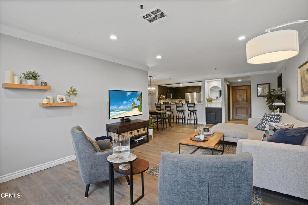 880 W 1st Street 527