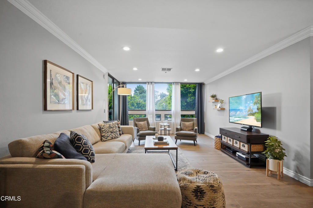 880 W 1st Street 527