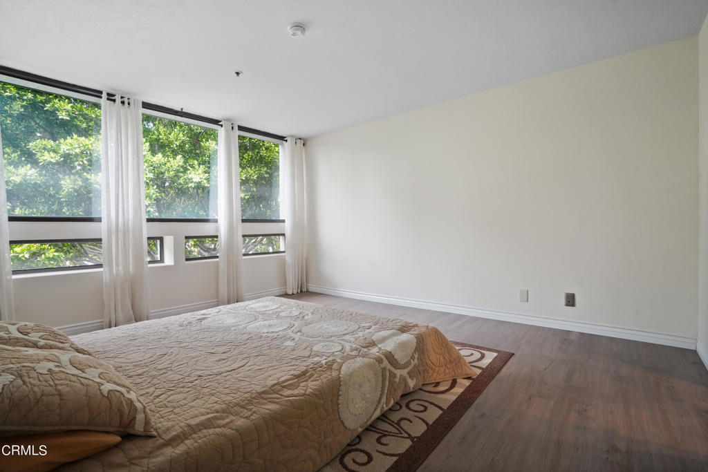 880 W 1st Street 527