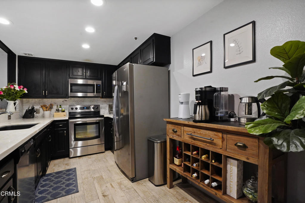 880 W 1st Street 527