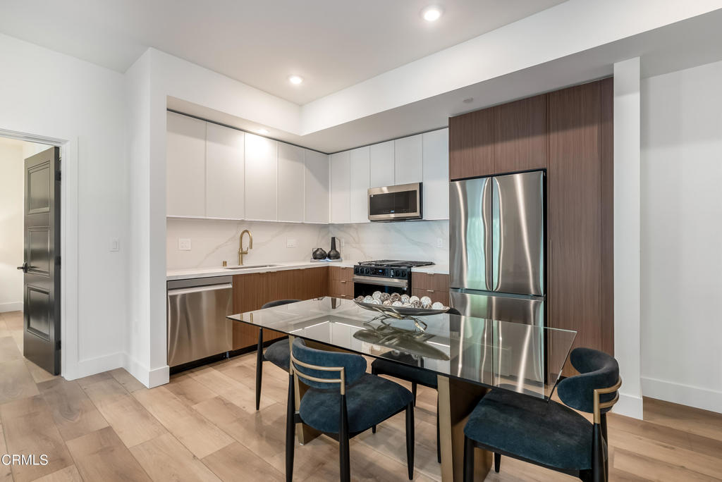 139 S Oak Knoll Avenue 302