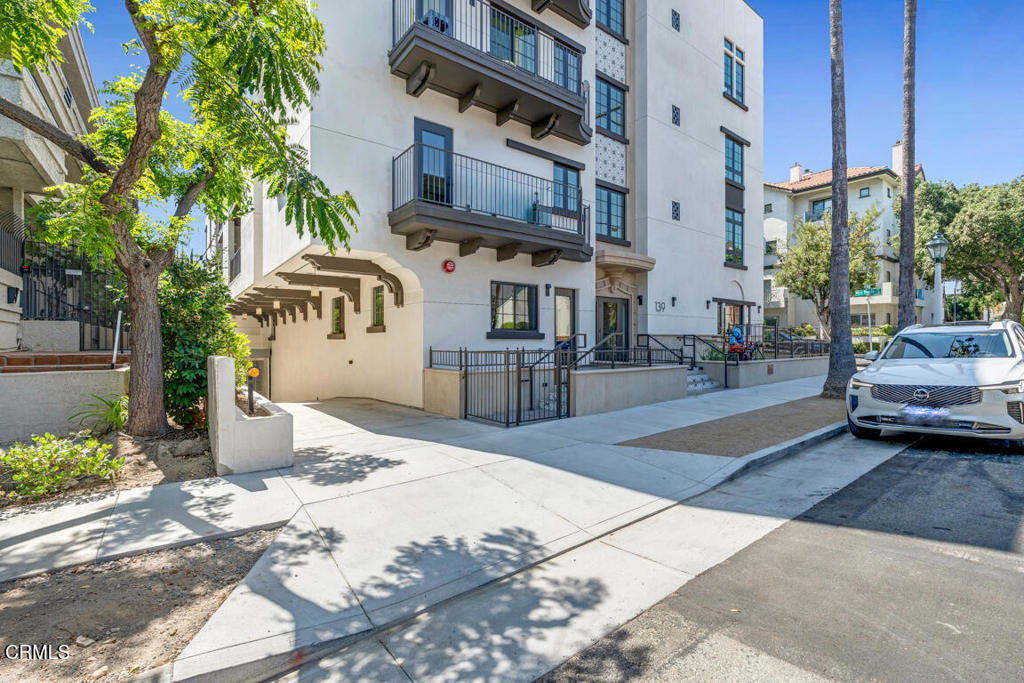 139 S Oak Knoll Avenue 403