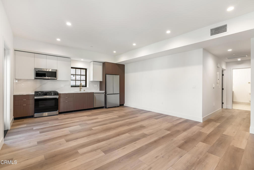 139 S Oak Knoll Avenue 404