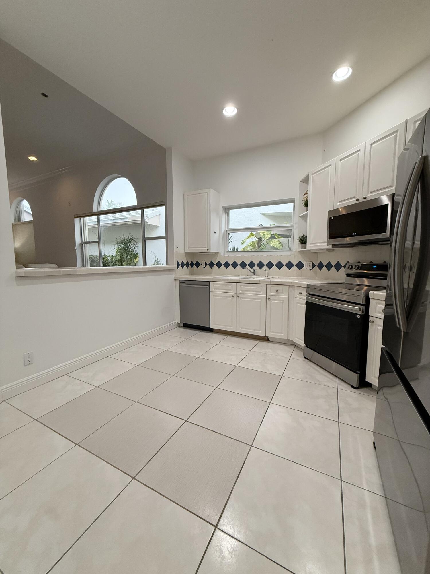 263 Canterbury Drive W