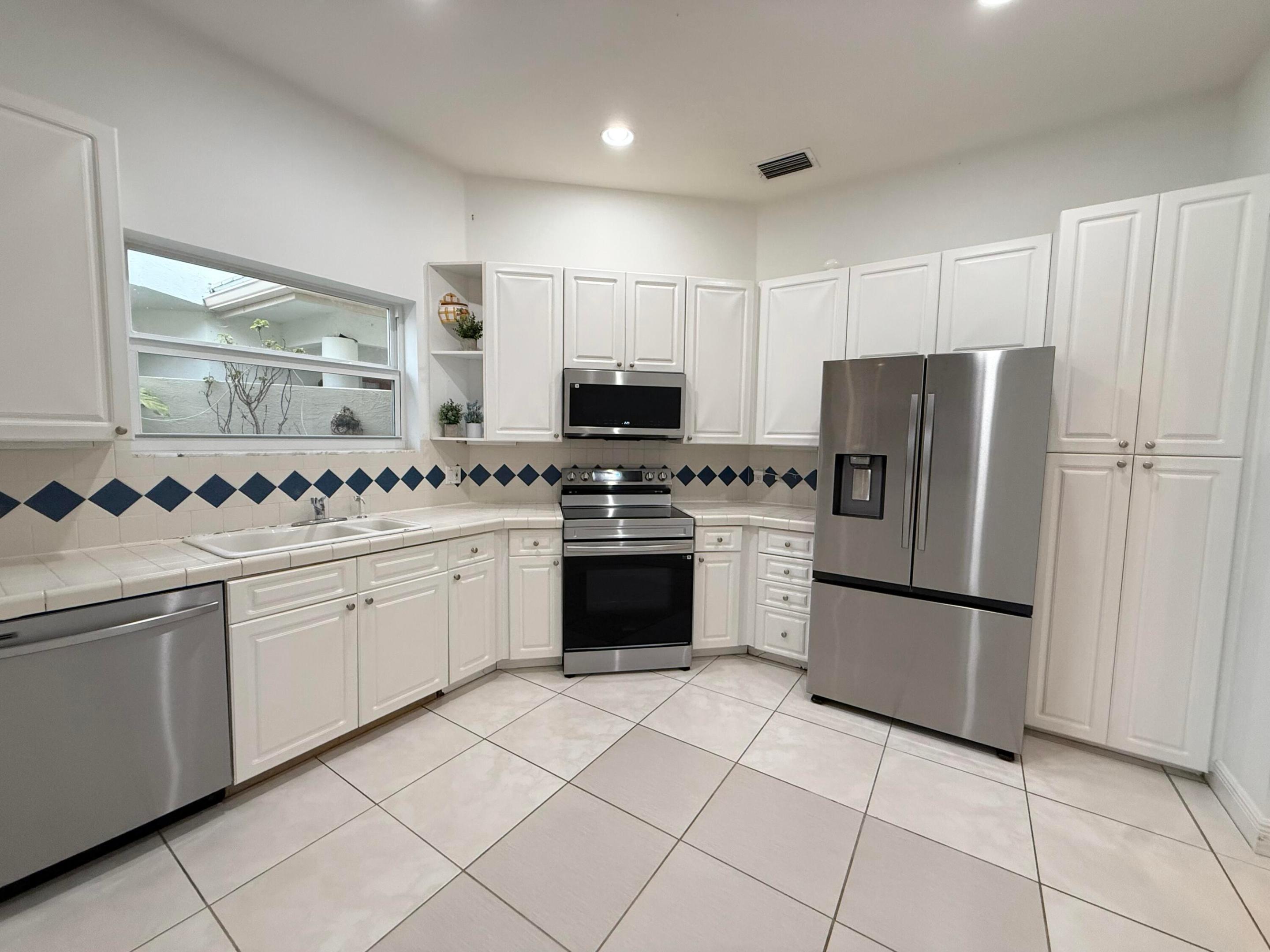 263 Canterbury Drive W