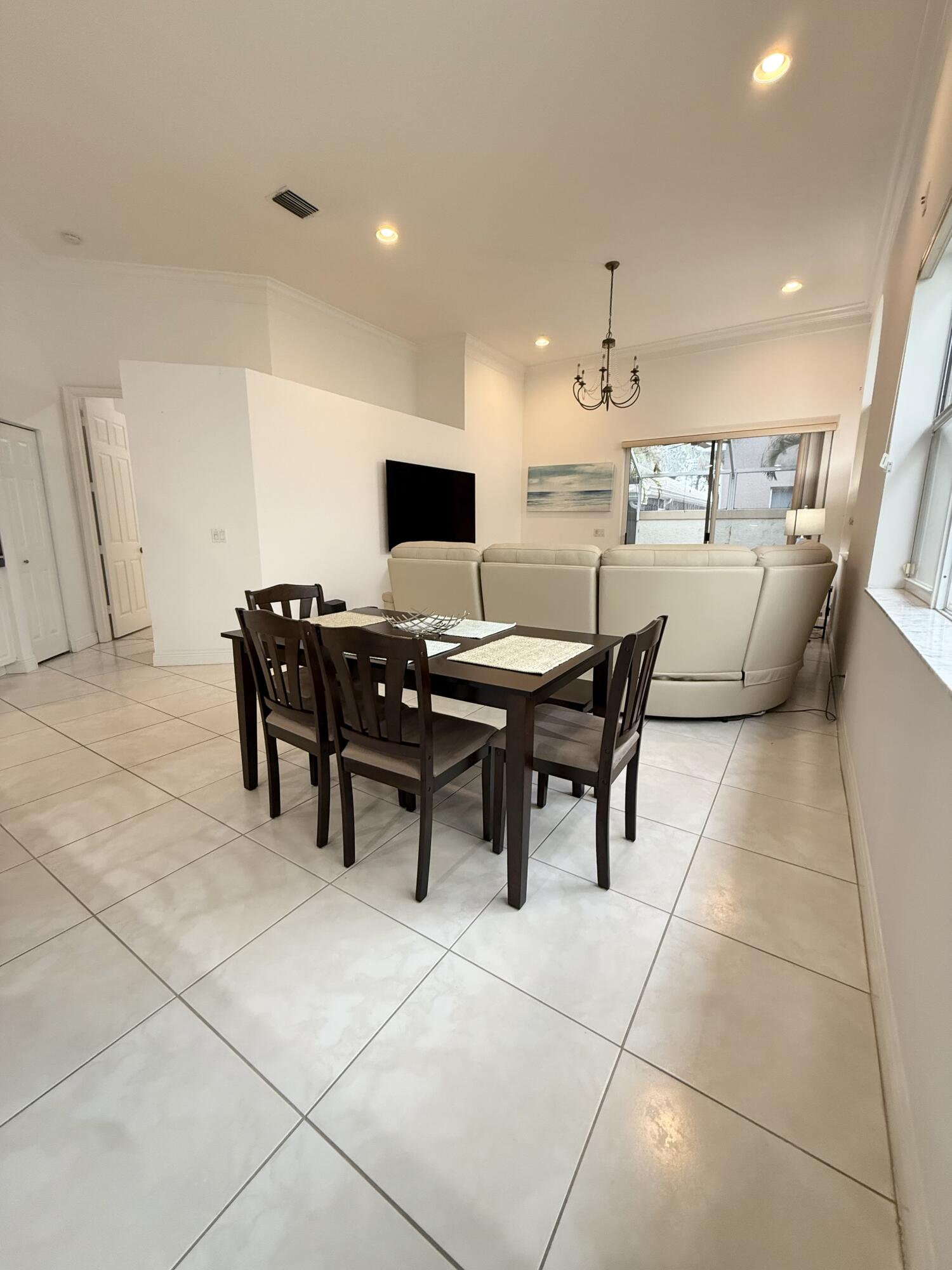 263 Canterbury Drive W