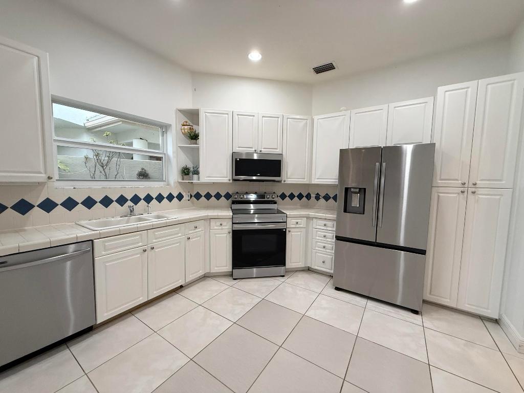 263 Canterbury Drive W