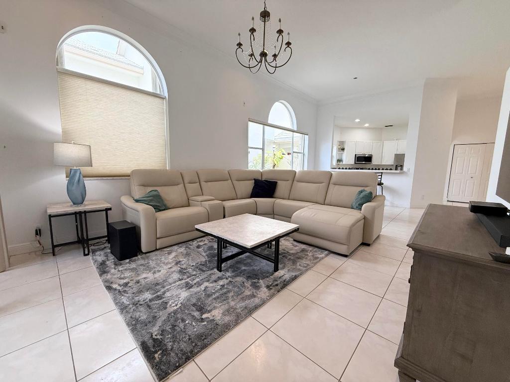 263 Canterbury Drive W