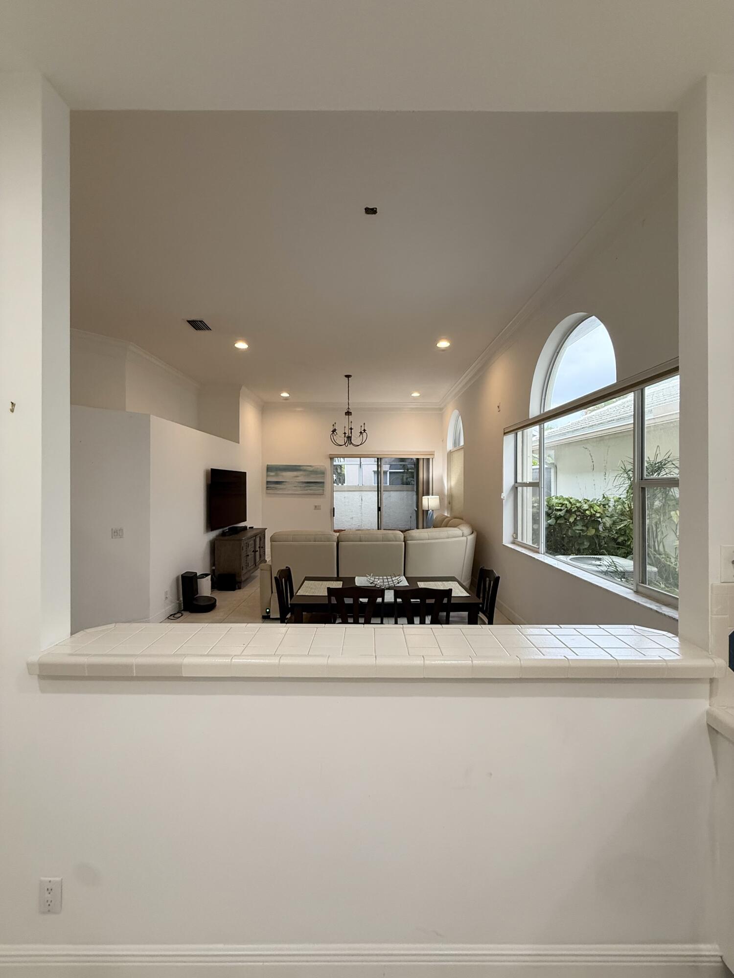 263 Canterbury Drive W