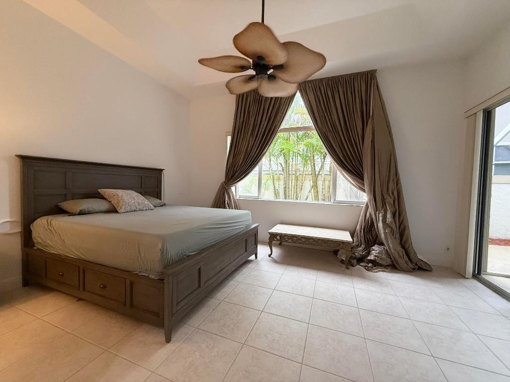 263 Canterbury Drive W