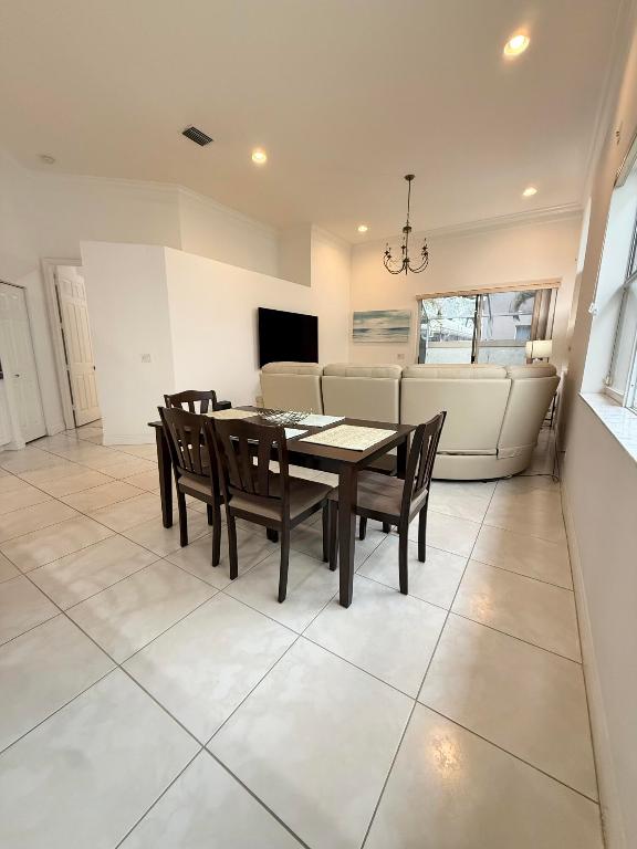 263 Canterbury Drive W