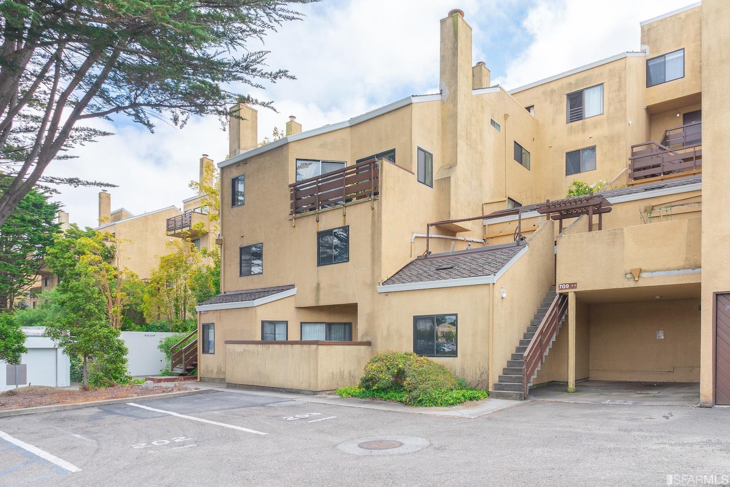 1 Appian Way # 2 Unit: 709-2