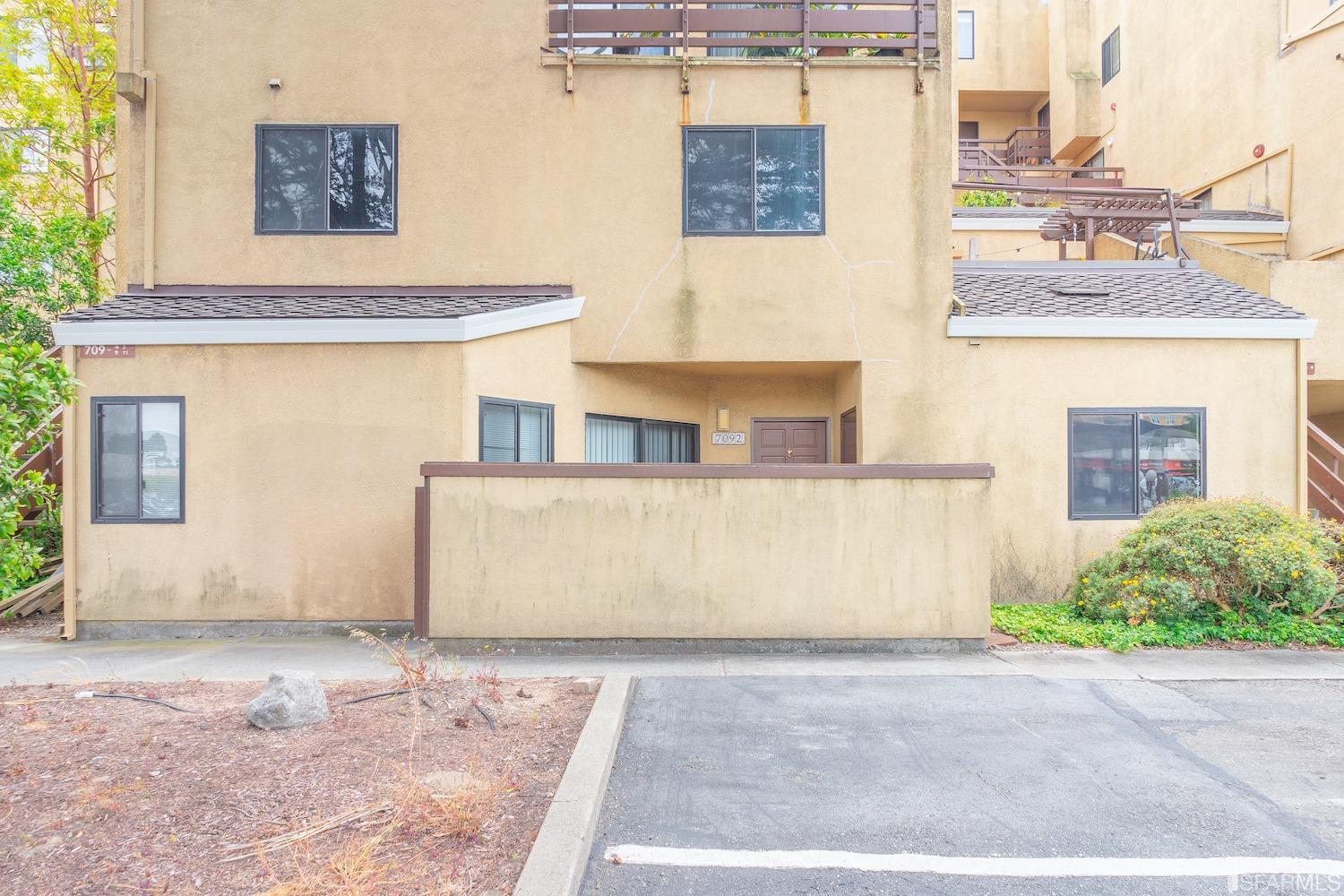 1 Appian Way # 2 Unit: 709-2