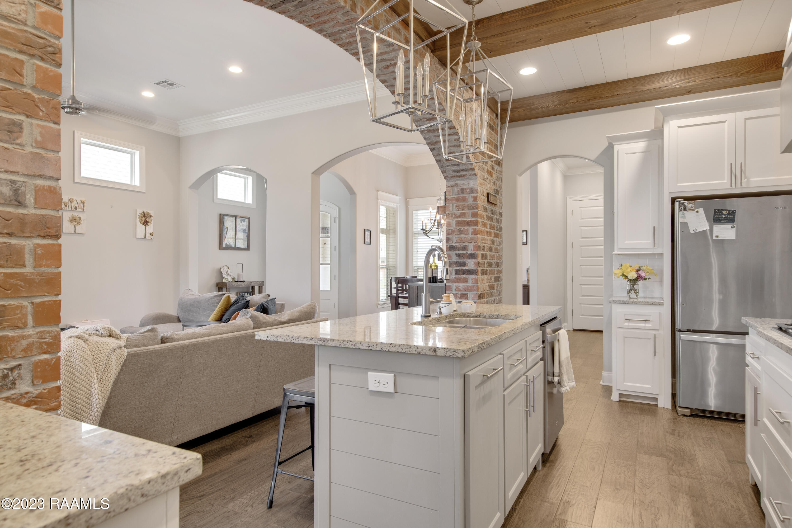 407 Dunvegan Court
