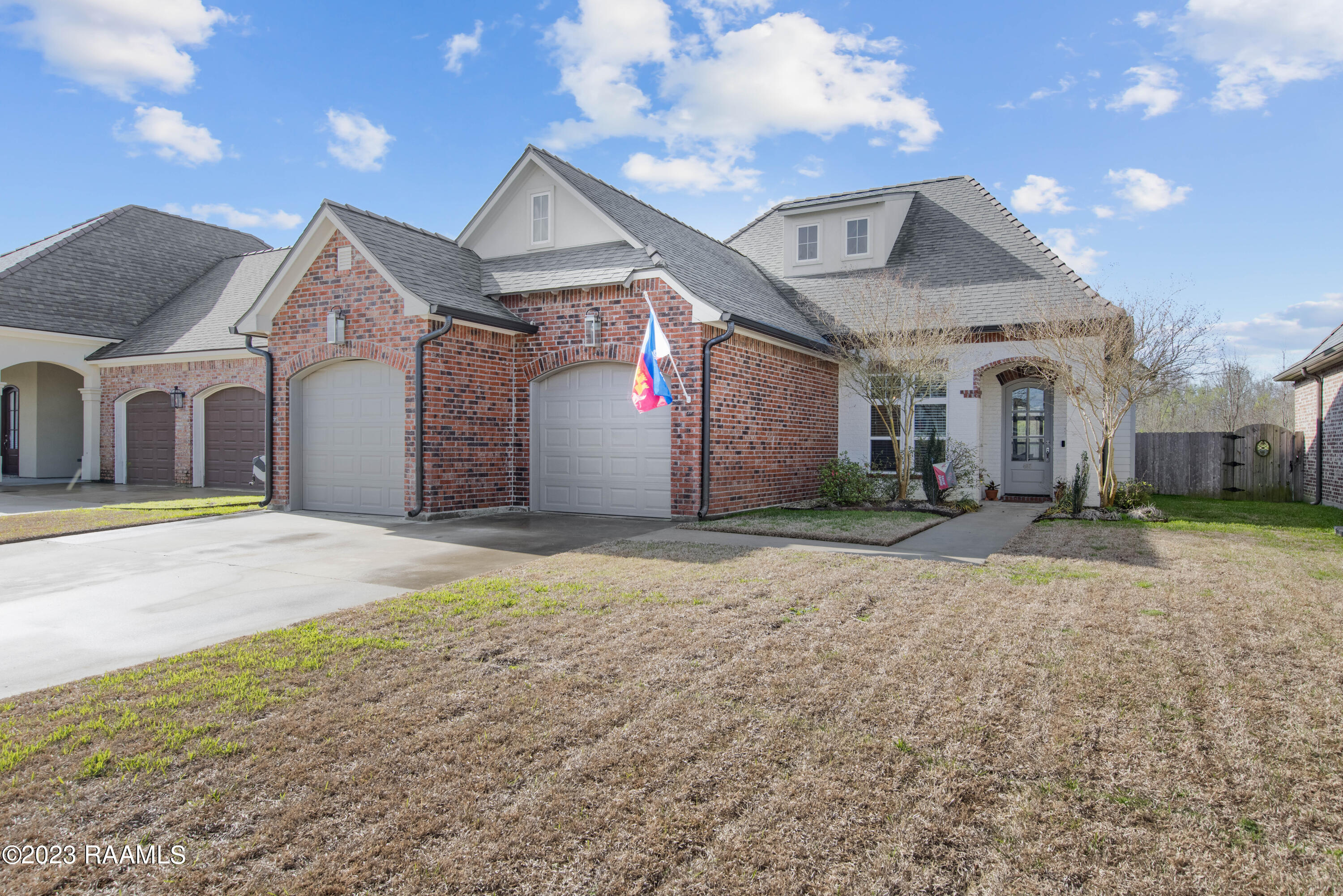 407 Dunvegan Court