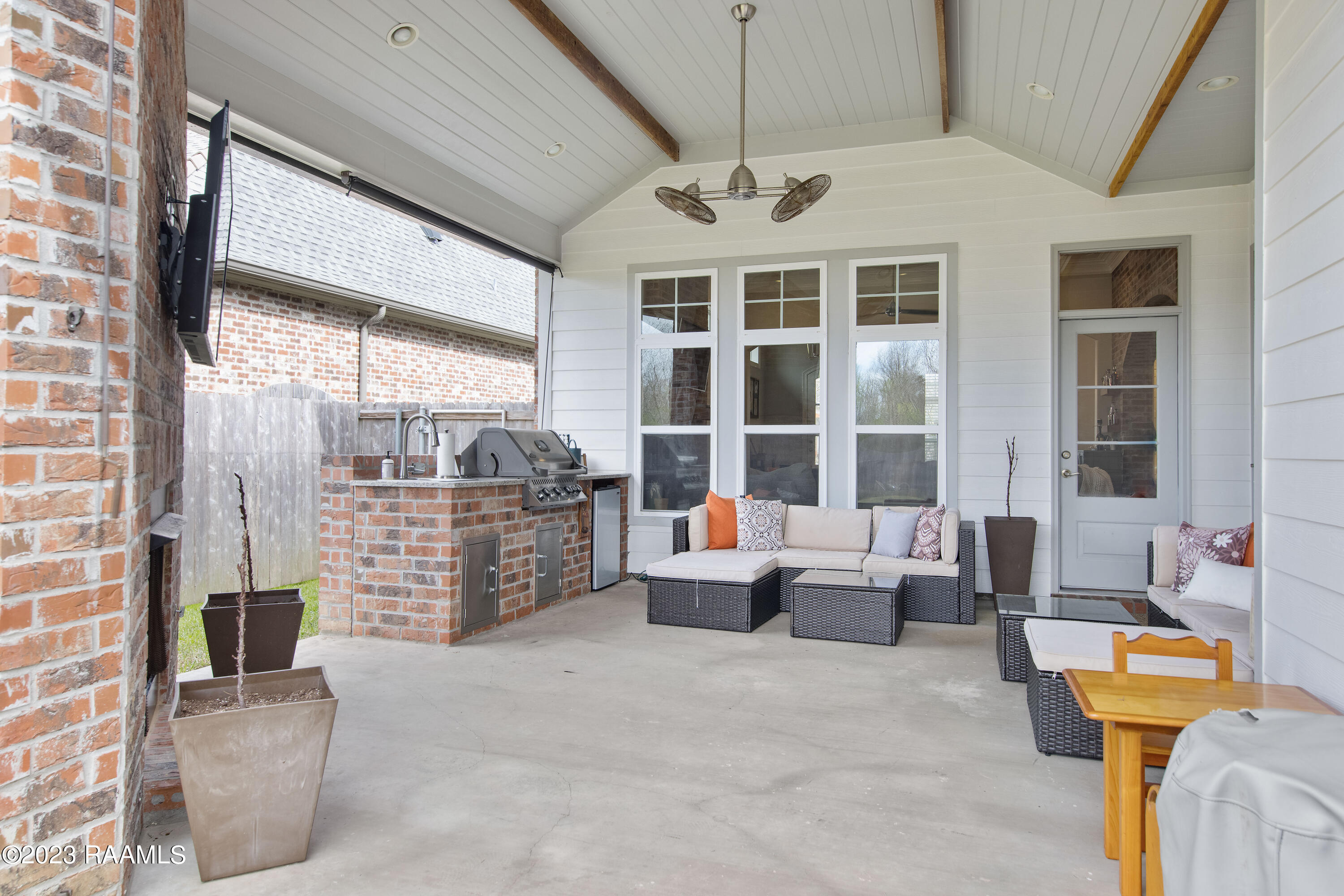 407 Dunvegan Court