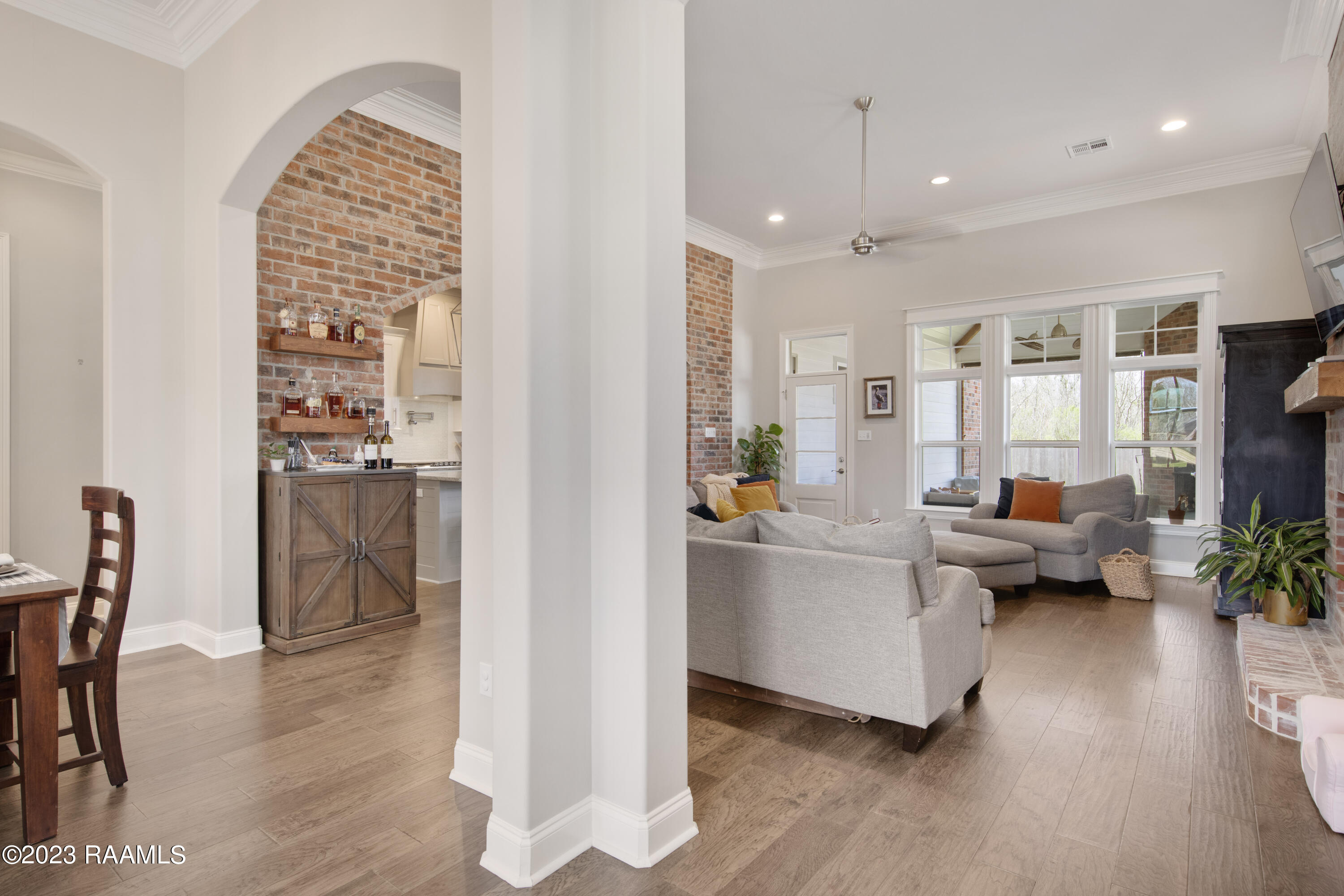 407 Dunvegan Court