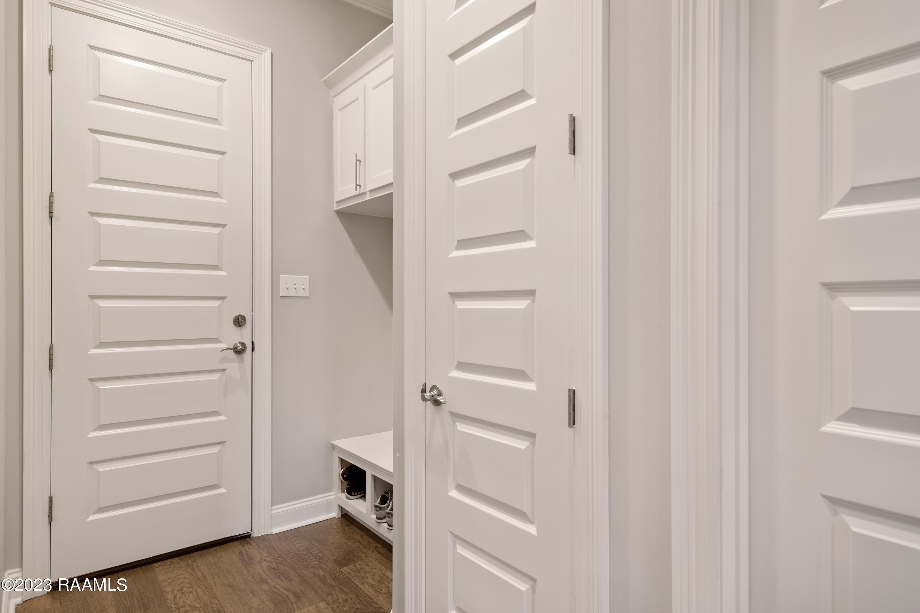 407 Dunvegan Court