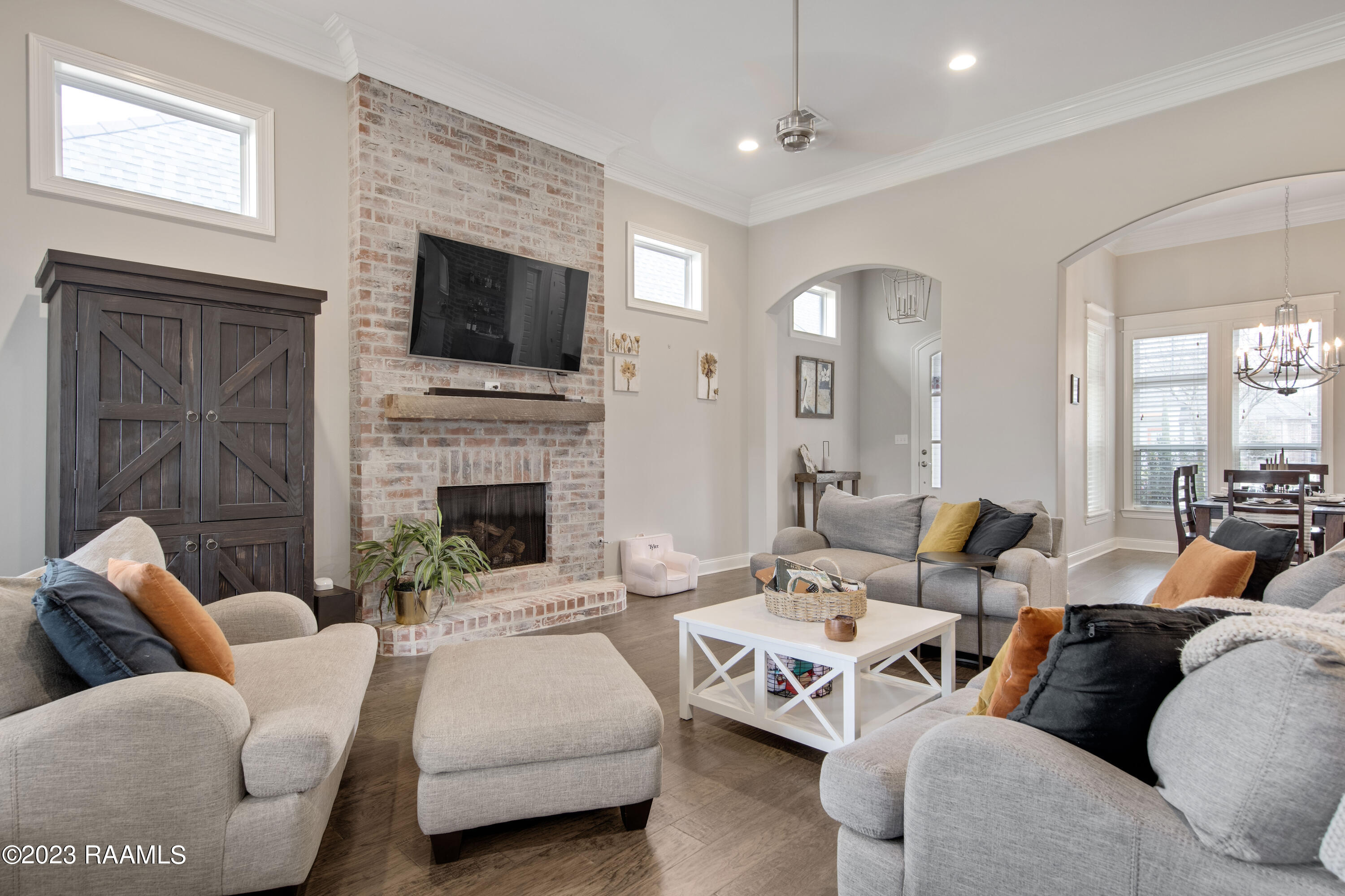 407 Dunvegan Court