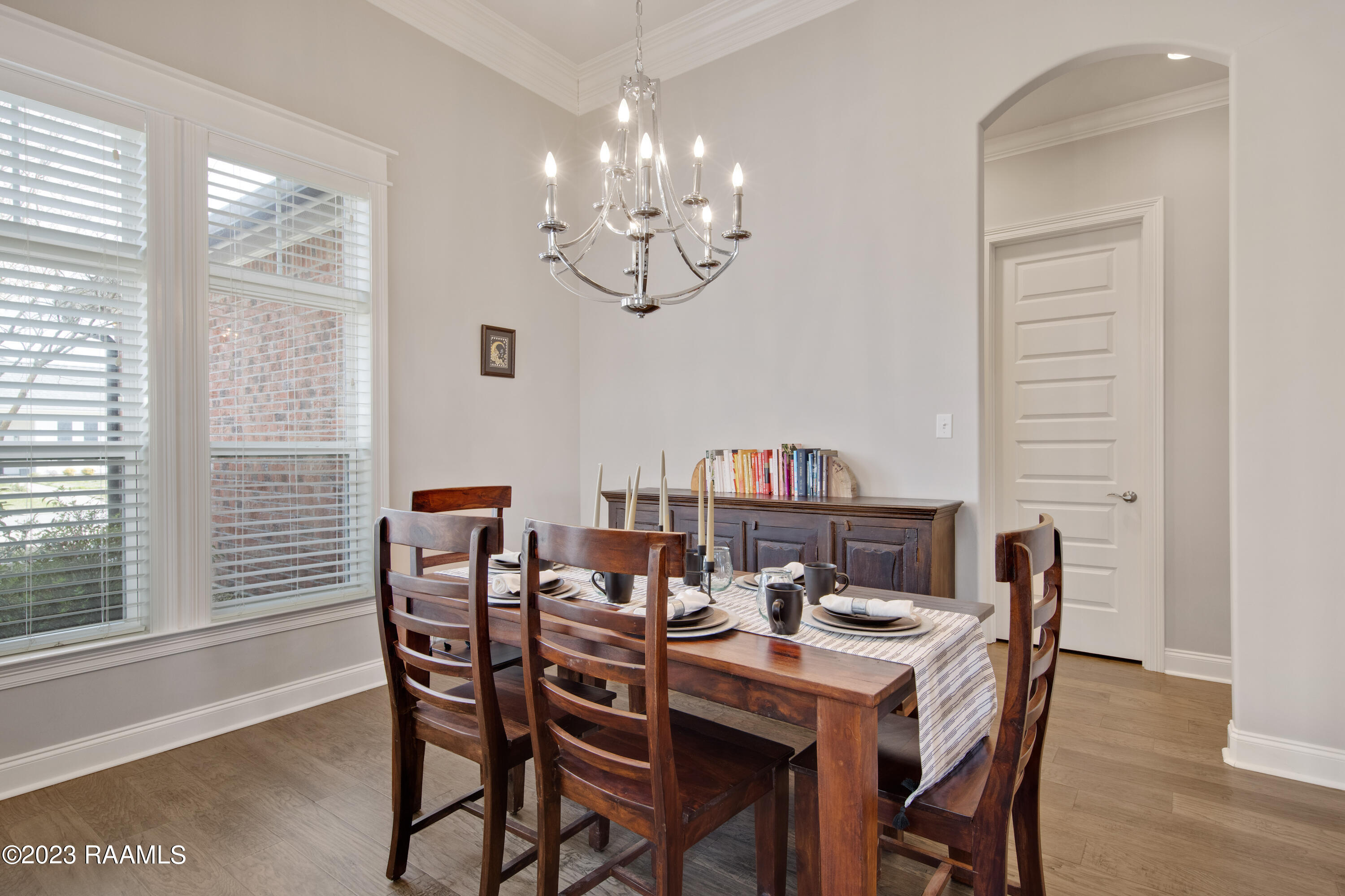 407 Dunvegan Court