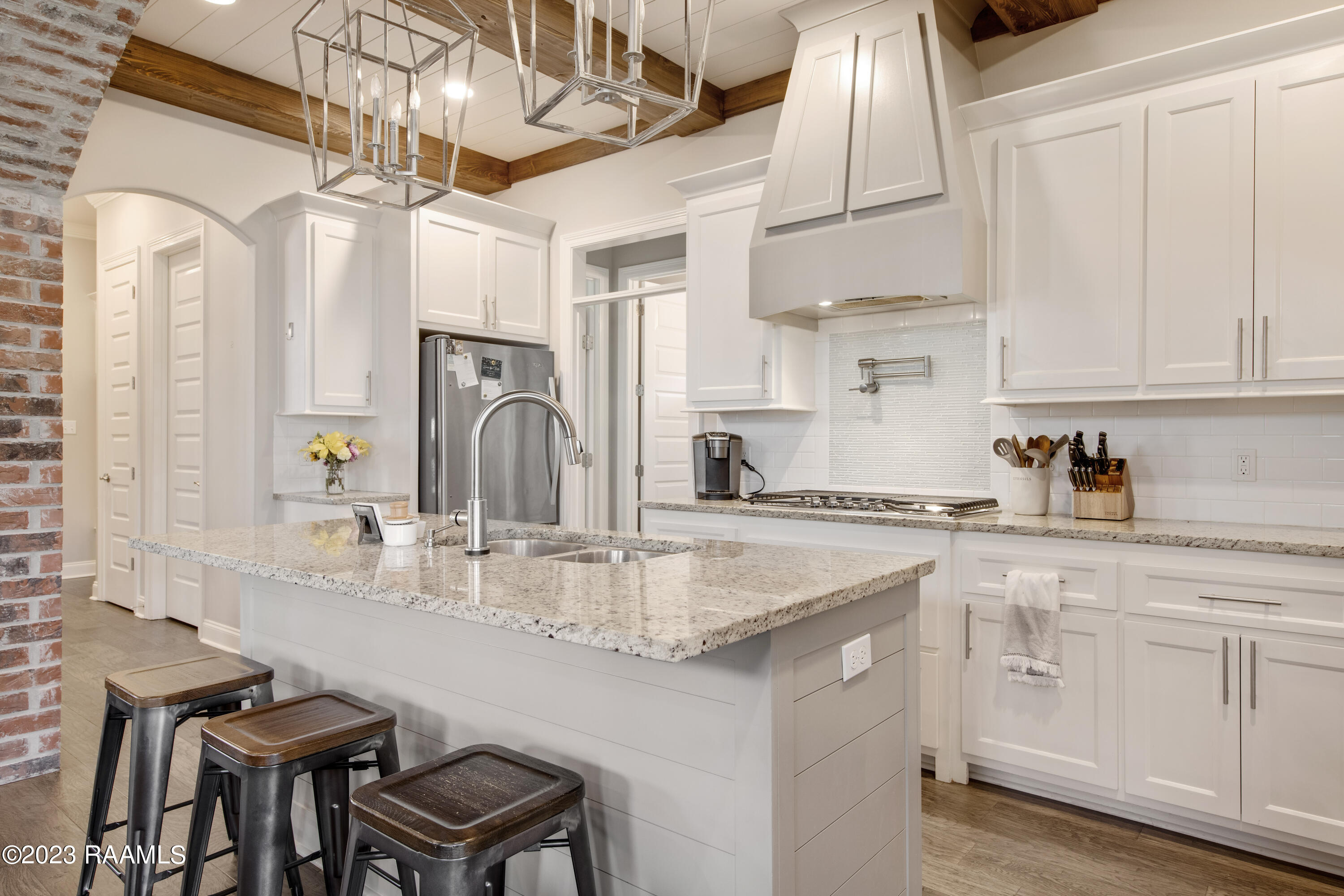 407 Dunvegan Court