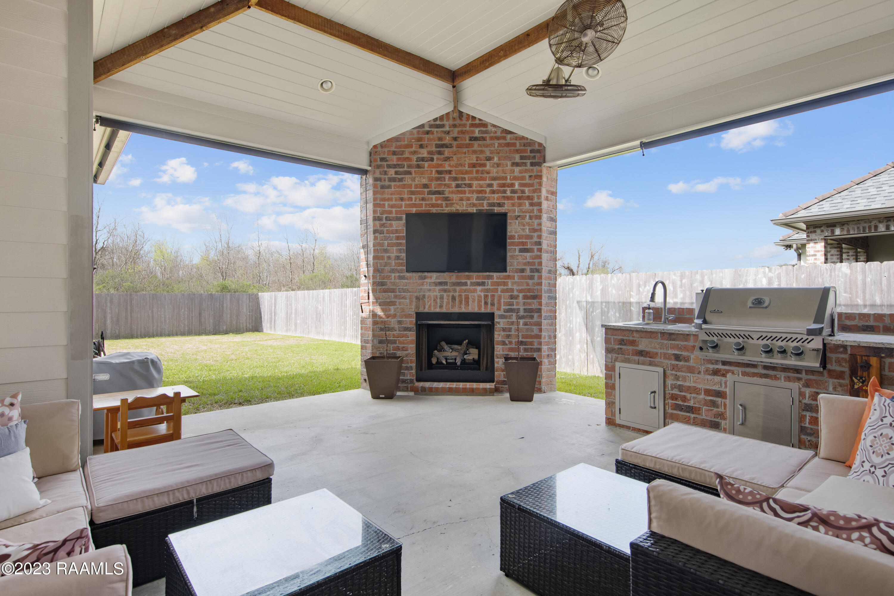 407 Dunvegan Court