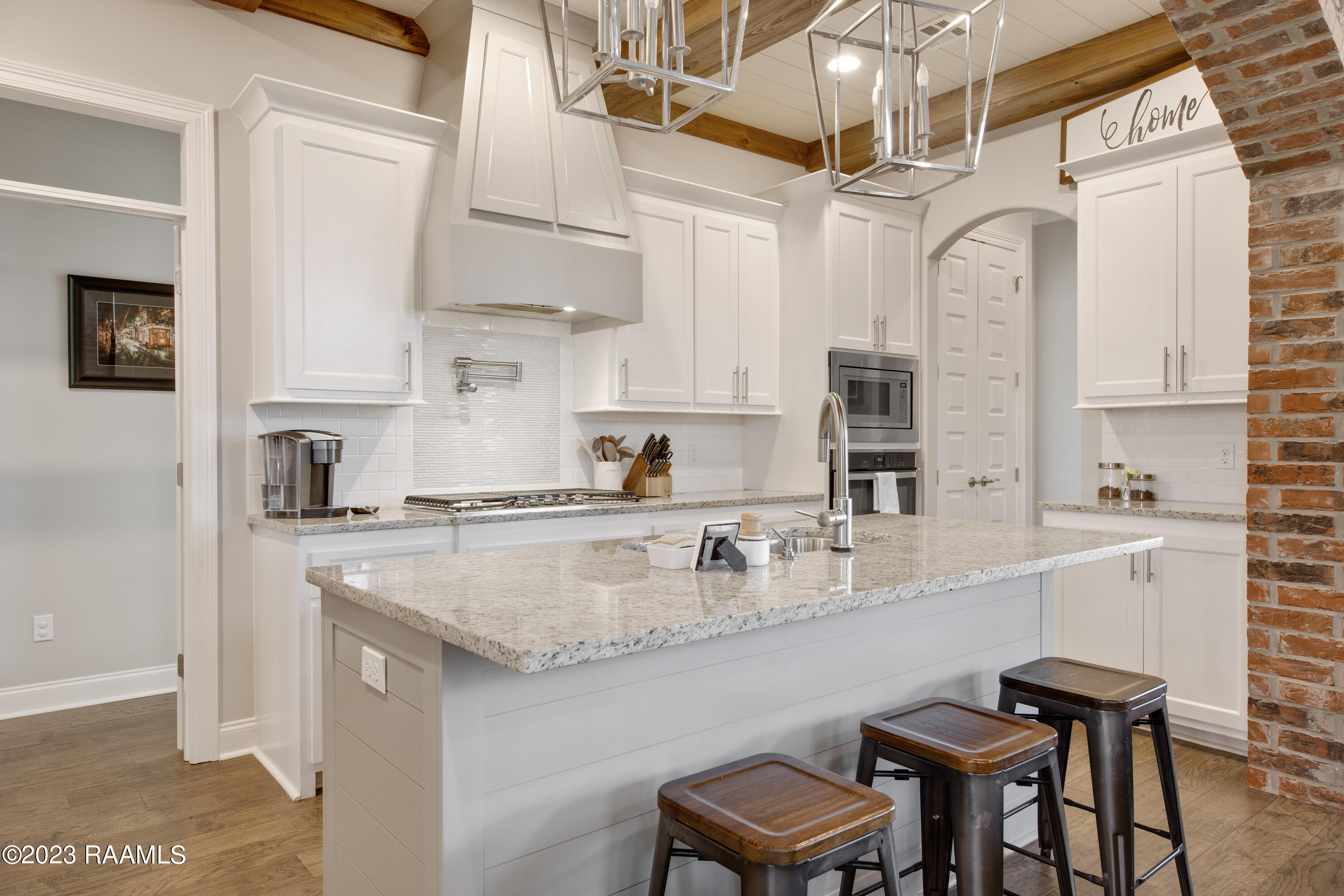 407 Dunvegan Court