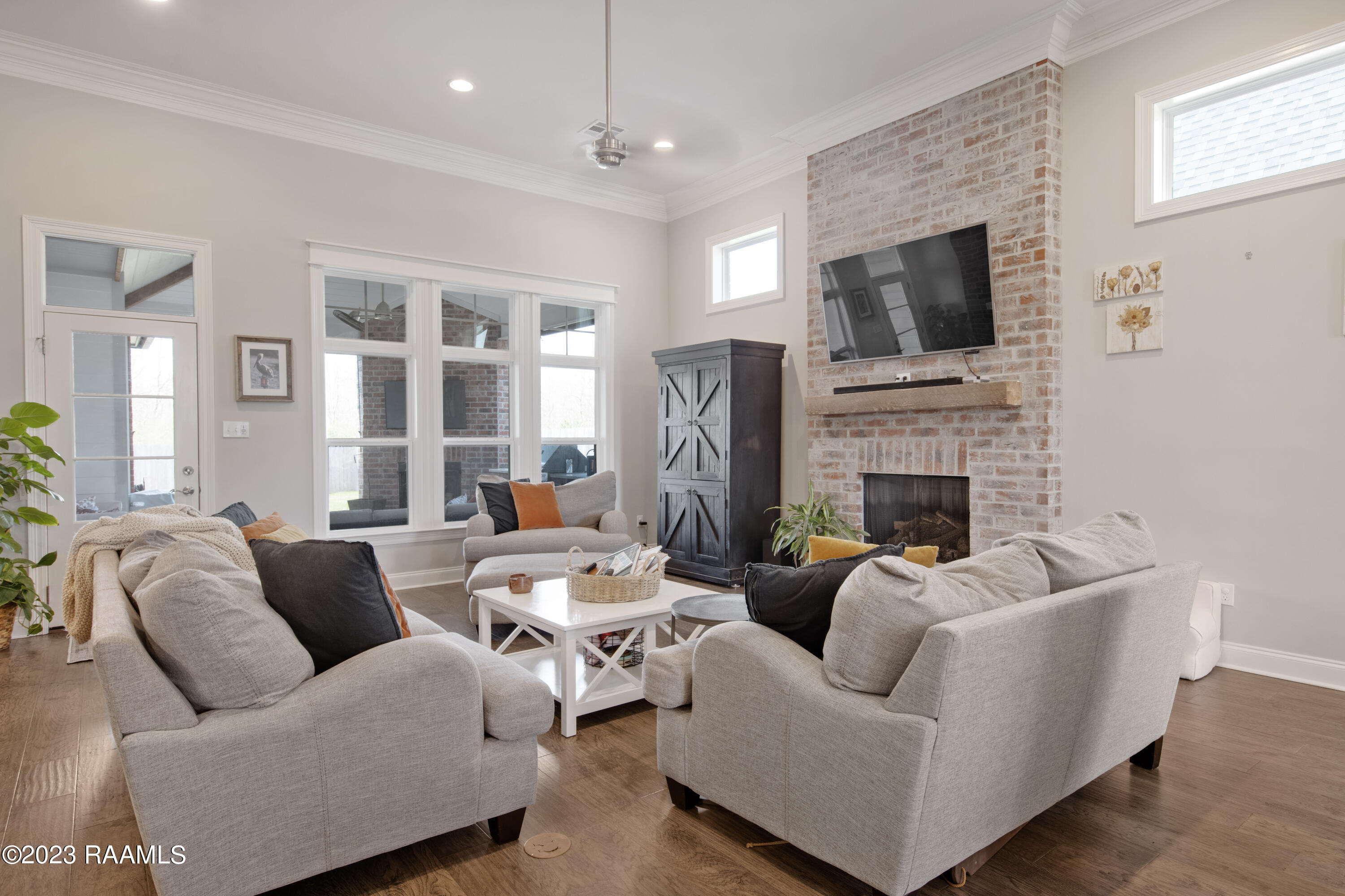 407 Dunvegan Court