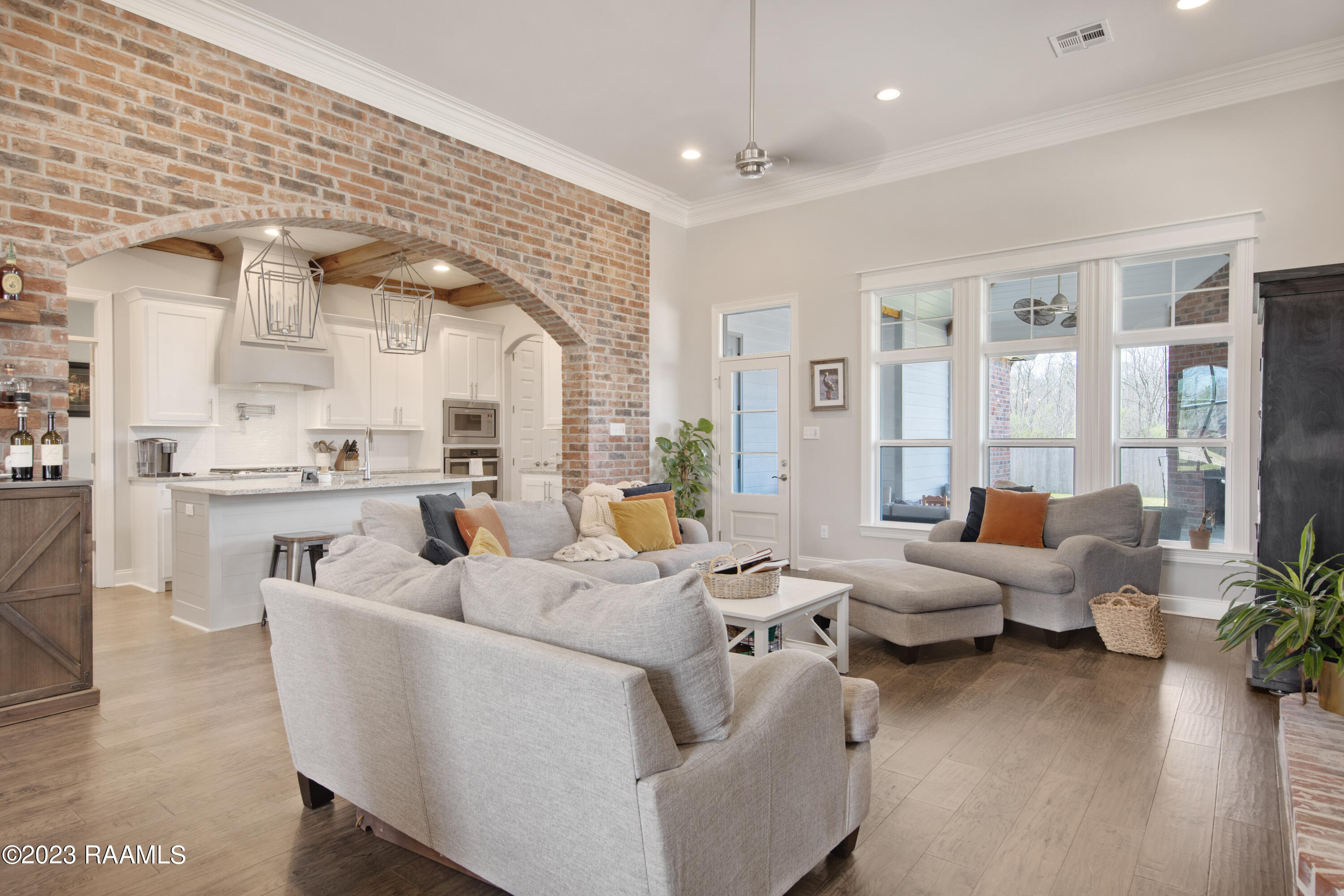 407 Dunvegan Court