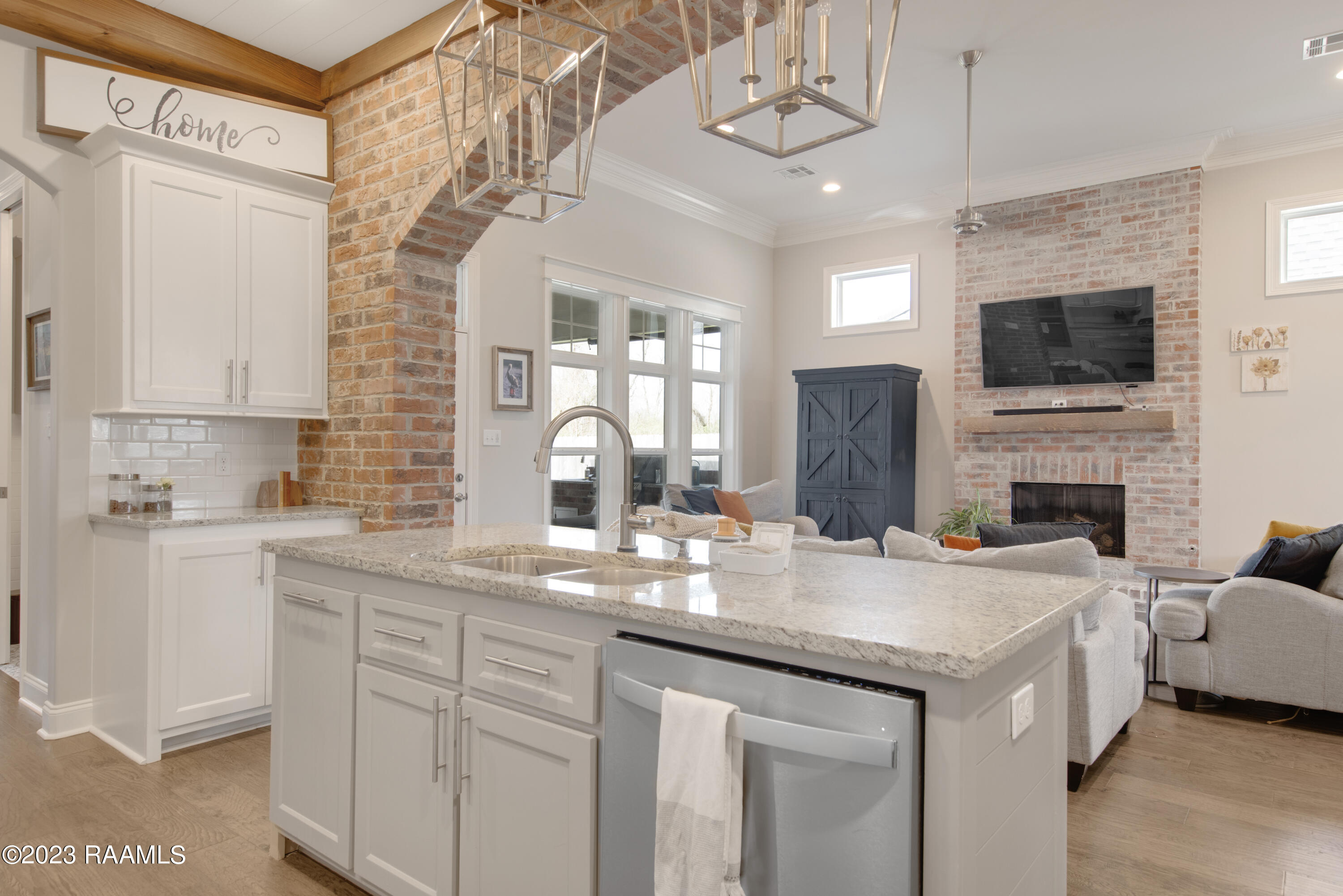 407 Dunvegan Court