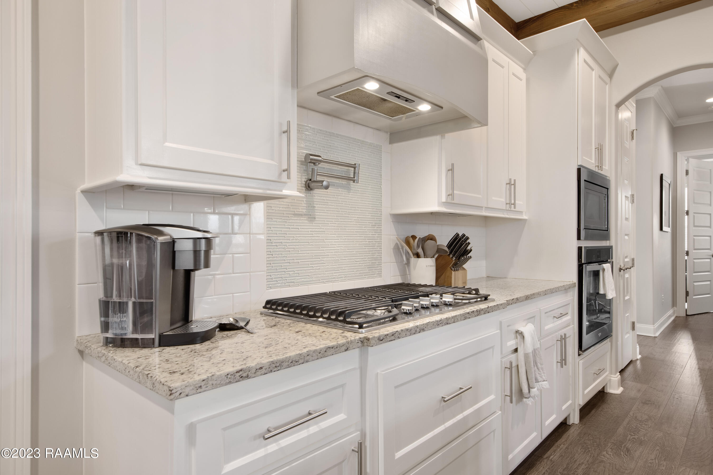 407 Dunvegan Court