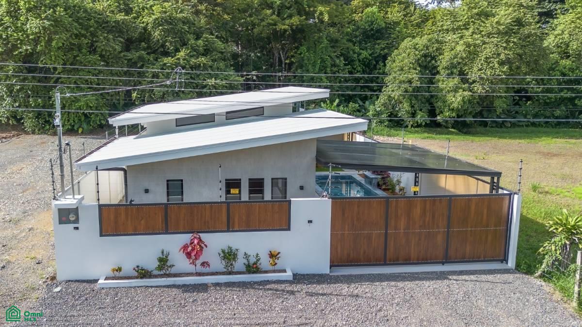 Brand New 3 bed, 2 Bath Home with creek and Jungle views.