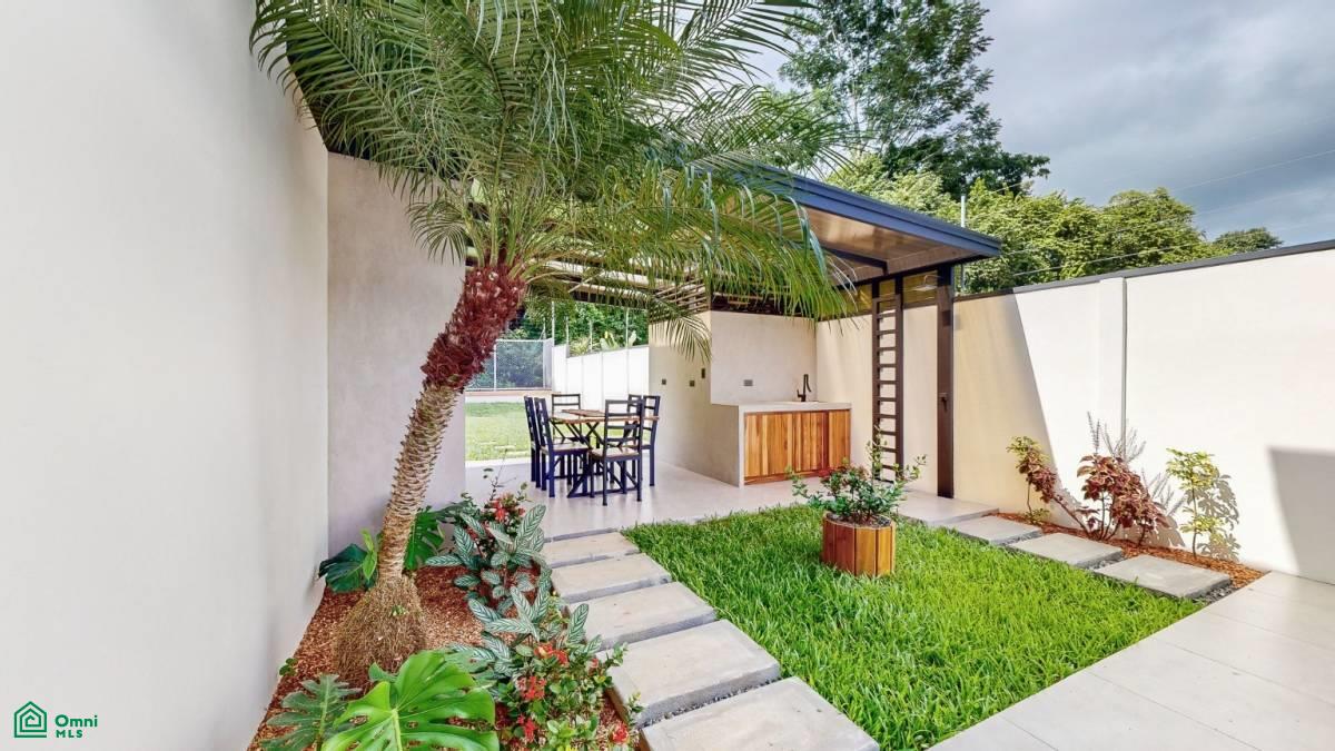Brand New 3 bed, 2 Bath Home with creek and Jungle views.