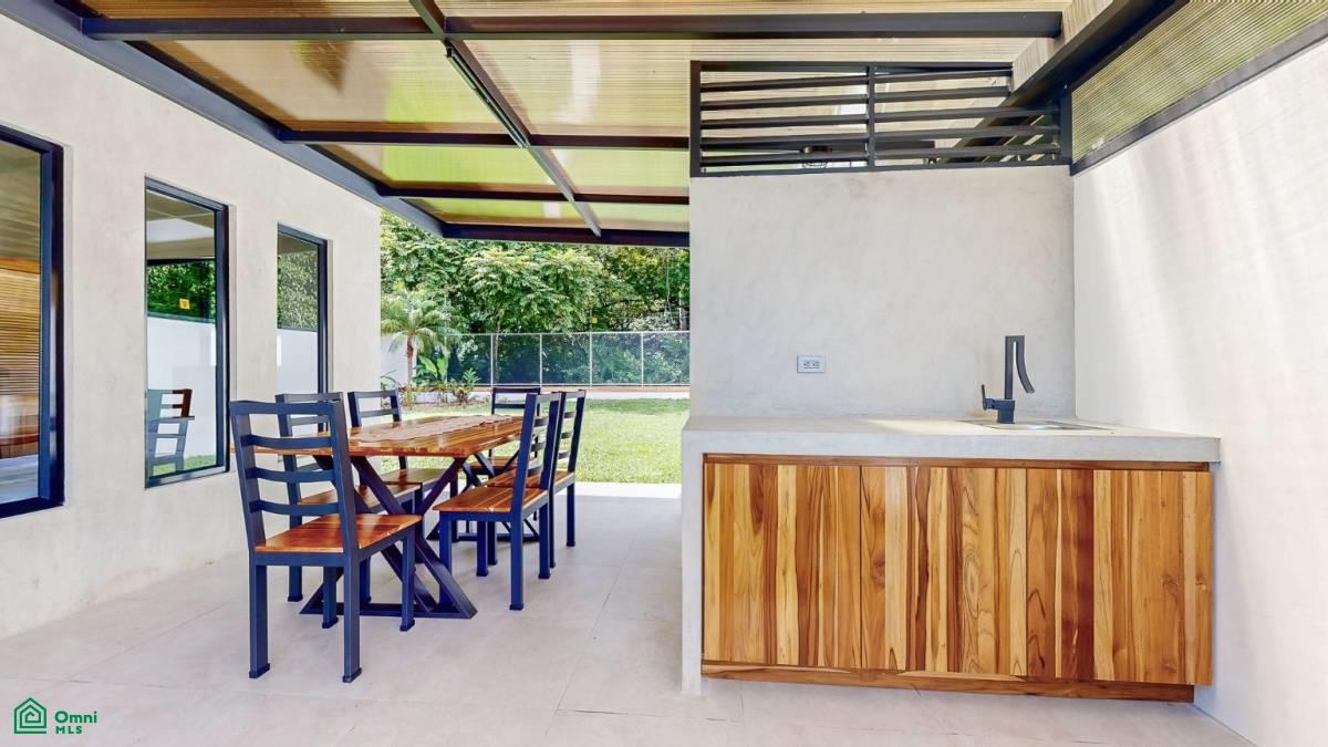 Brand New 3 bed, 2 Bath Home with creek and Jungle views.