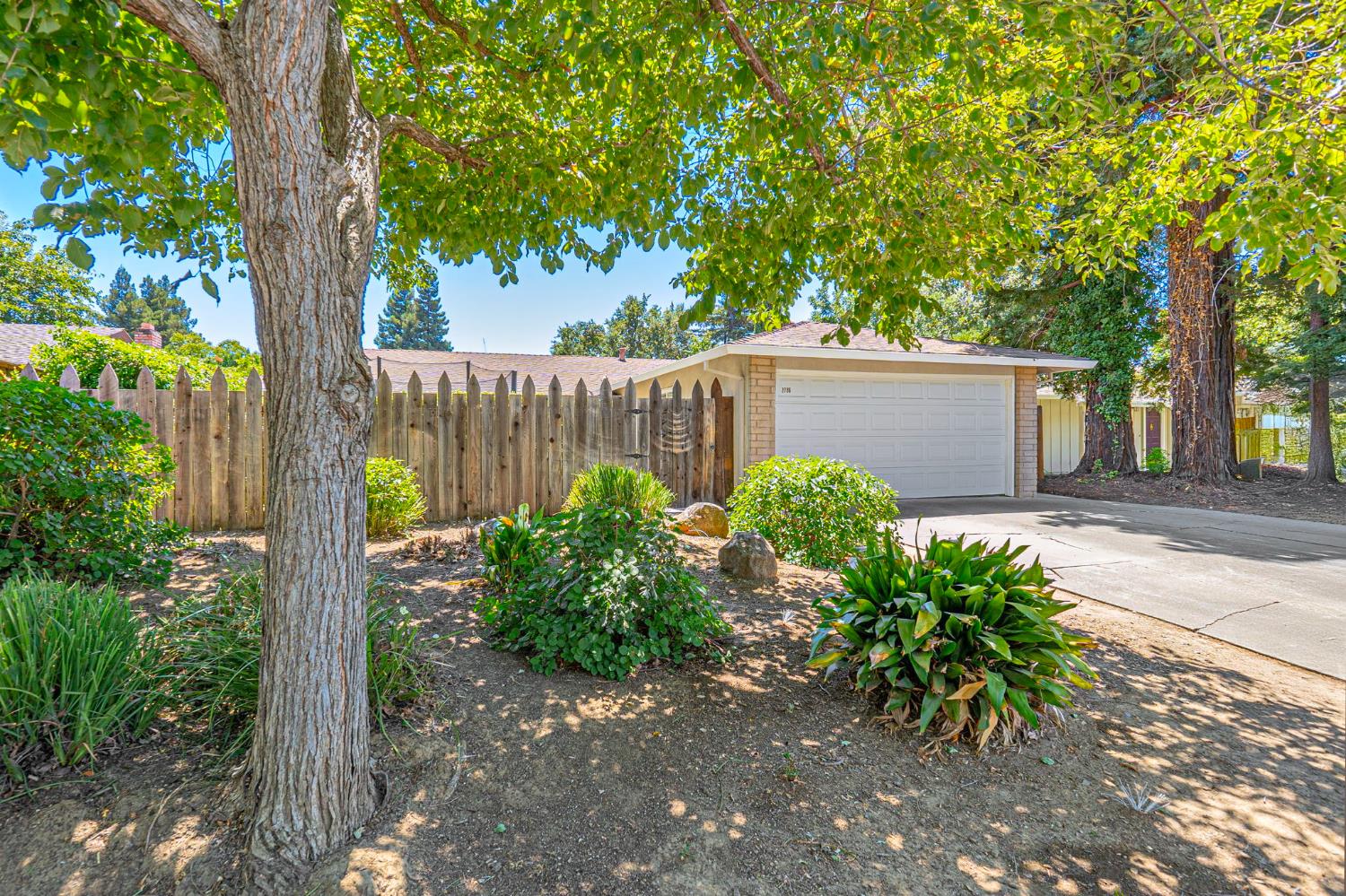 2736 Eel Place