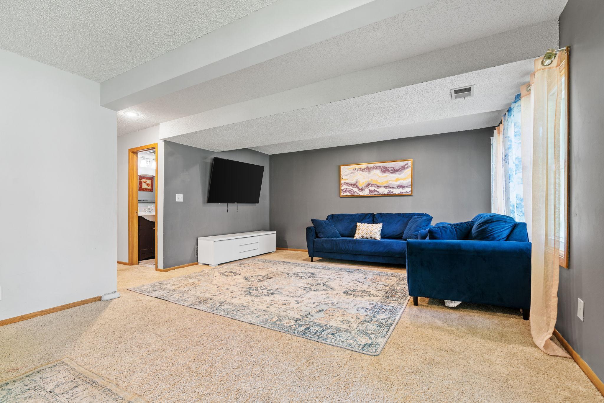 15020 Tyacke Drive Burnsville, MN 55306