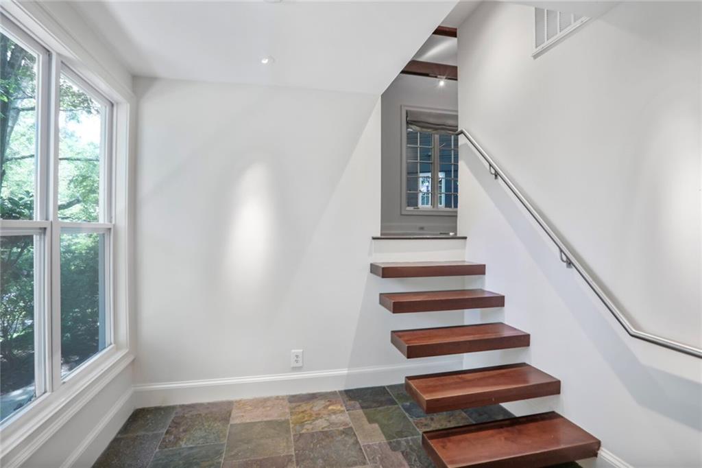 220 Huntington Road NE