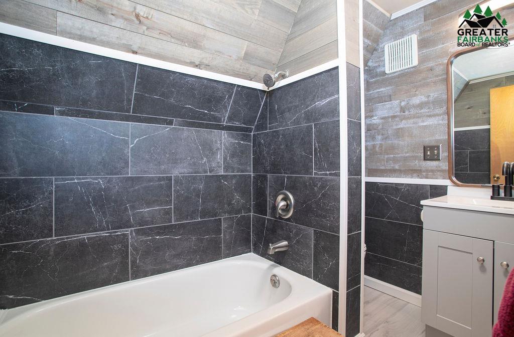 3895 LAKEWOOD LOOP