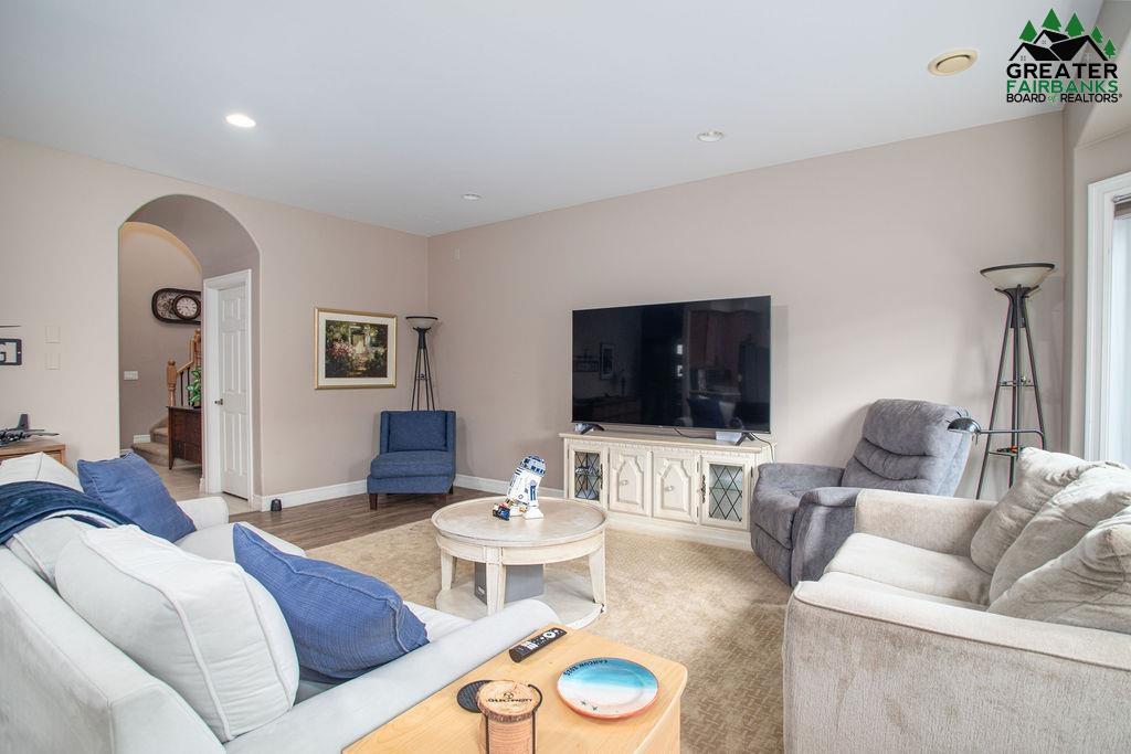476 WEST POINTE CIRCLE