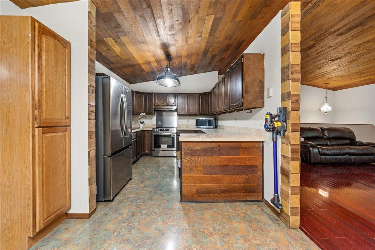 278 CREST DRIVE